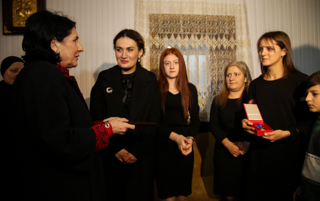სალომე ზურაბიშვილმა გიგა ოთხოზორიას ოჯახს სამოქალაქო თავდადების მედალი გადასცა