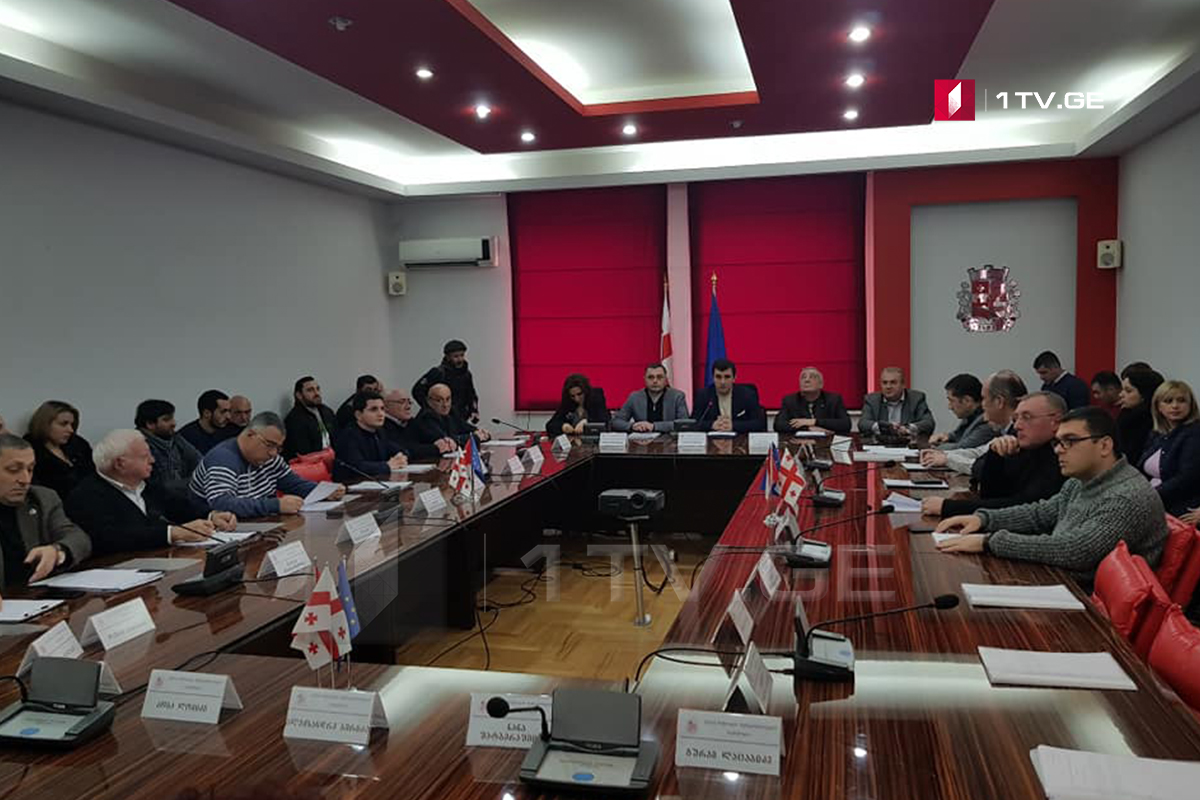 რუსთავის საკრებულოს სხდომაზე მგზავრობის საფასურის მატება გააპროტესტეს