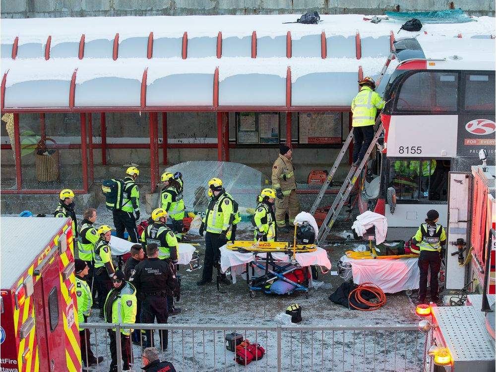 კანადის დედაქალაქში ორსართულიანი ავტობუსი გაჩერებას დაეჯახა - არიან გარდაცვლილები