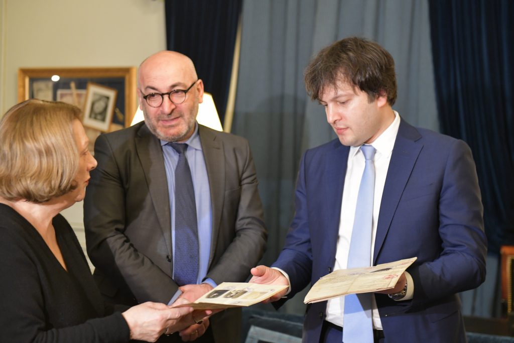 დამფუძნებელი კრების თავმჯდომარის შთამომავლებმა ირაკლი კობახიძეს კარლო ჩხეიძის დიპლომატიურ პასპორტი გადასცეს