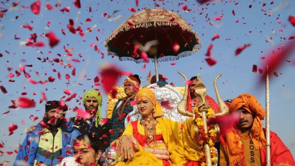 კუმბხუ მელა - ინდოეთში მასშტაბური რელიგიური დღესასწაული მიმდინარეობს
