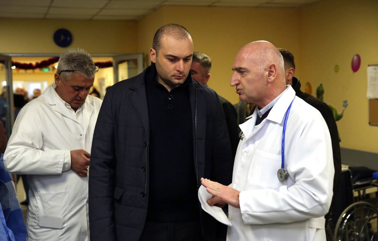 მამუკა ბახტაძემ იაშვილის კლინიკაში აფეთქების შედეგად დაშავებულები მოინახულა [ვიდეო]