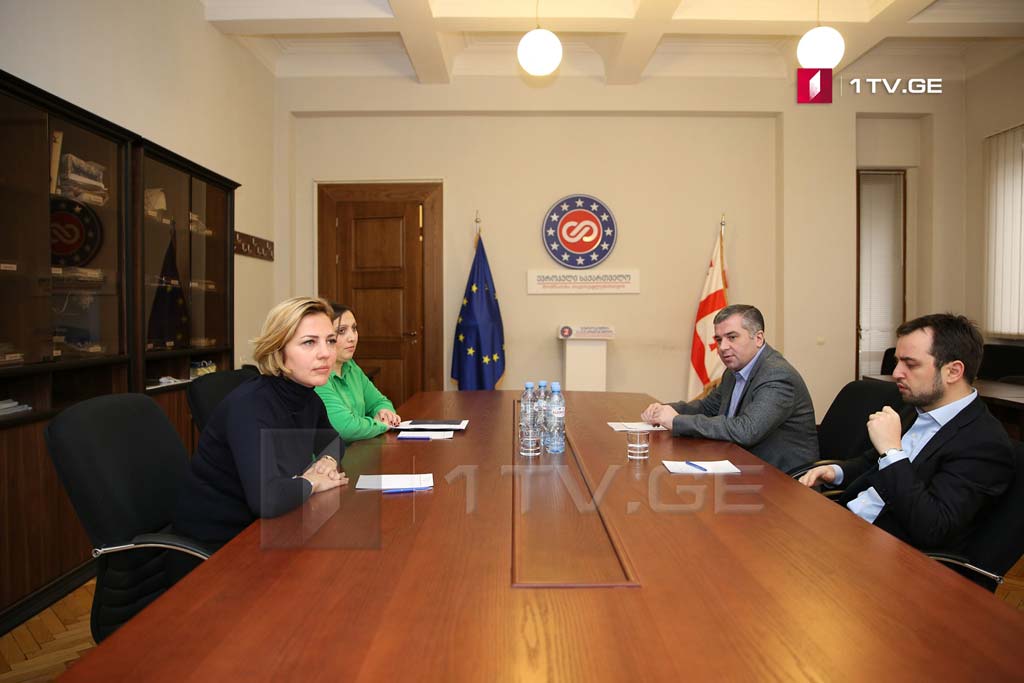 საპარლამენტო უმცირესობის წარმომადგენლები ნაზი ჯანეზაშვილსა და ანა დოლიძეს ხვდებიან