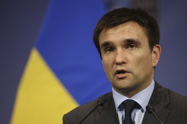 Ukrayna Xarici İşlər naziri Pavlo Klimkin Didi Diğomidə partlayış nəticəsində həlak olanların ailələrinə başsağlığı verir