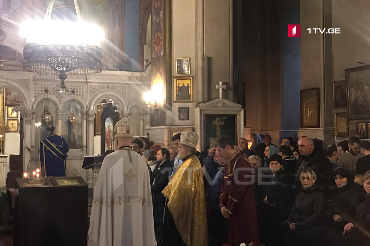 ქაშვეთის ეკლესიაში აფეთქების დროს დაღუპულების სამოქალაქო პანაშვიდი მიმდინარეობს