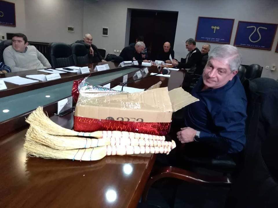 ზუგდიდის საკრებულოს სხდომაზე სიტყვიერი დაპირისპირება მოხდა