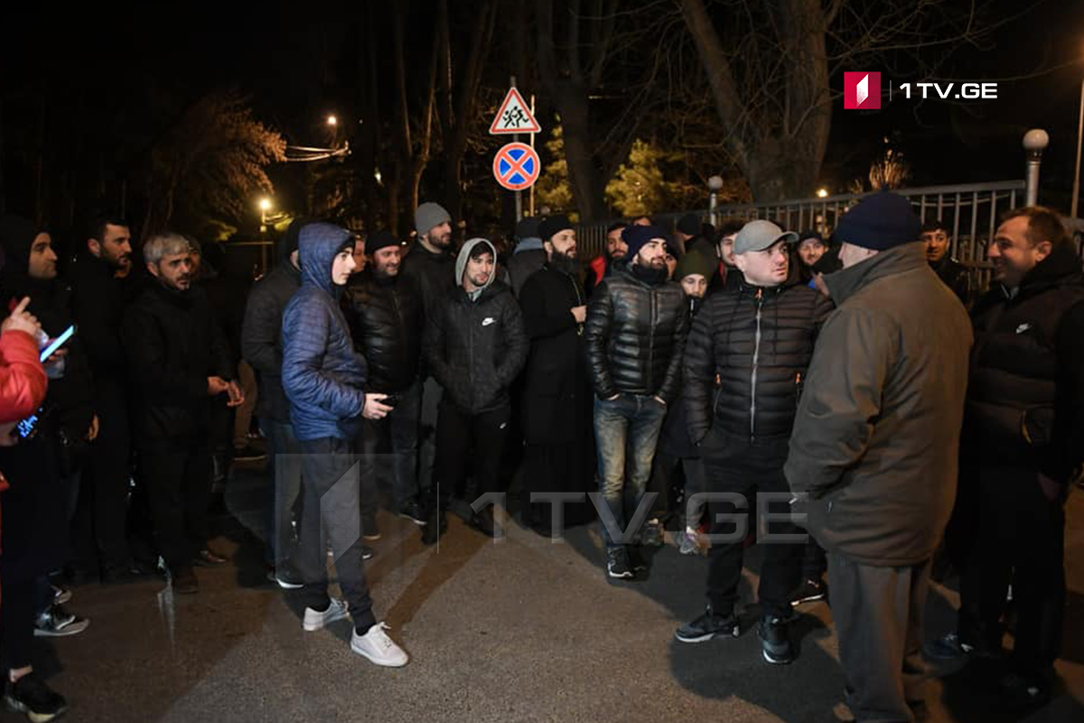 პოლიციის მთავარ სამმართველოსთან შეკრებილი მოჭიდავეები გეგა გეგეშიძის გათავისუფლებას ითხოვენ