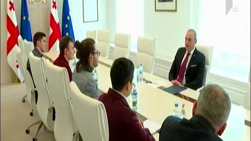 პრემიერი კომაროვის სახელობის სკოლის მოსწავლეებს შეხვდა