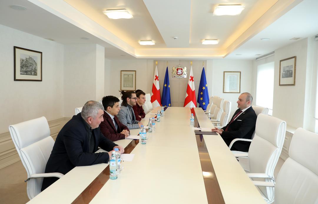 მამუკა ბახტაძემ კომაროვის სკოლის მოსწავლეებს უმასპინძლა, რომლებიც სწავლას აშშ-ის წამყვან უნივერსიტეტებში განაგრძობენ