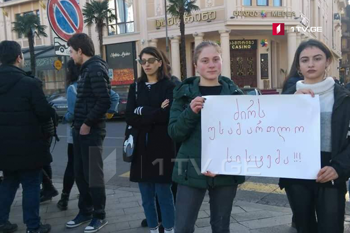 მე-12 კლასელები 2019 წლისთვის საატესტატო გამოცდების გაუქმების მოთხოვნით ბათუმში აქციას მართავენ