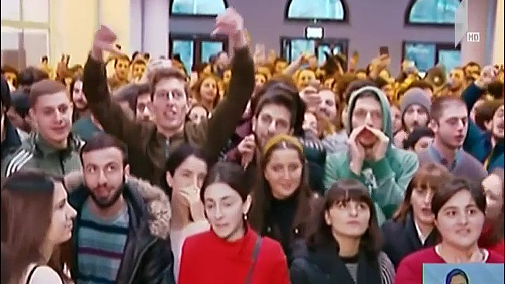 ილიაუნის სტუდენტები აკადემიური საბჭოს წევრებსა და რექტორს ხვდებიან