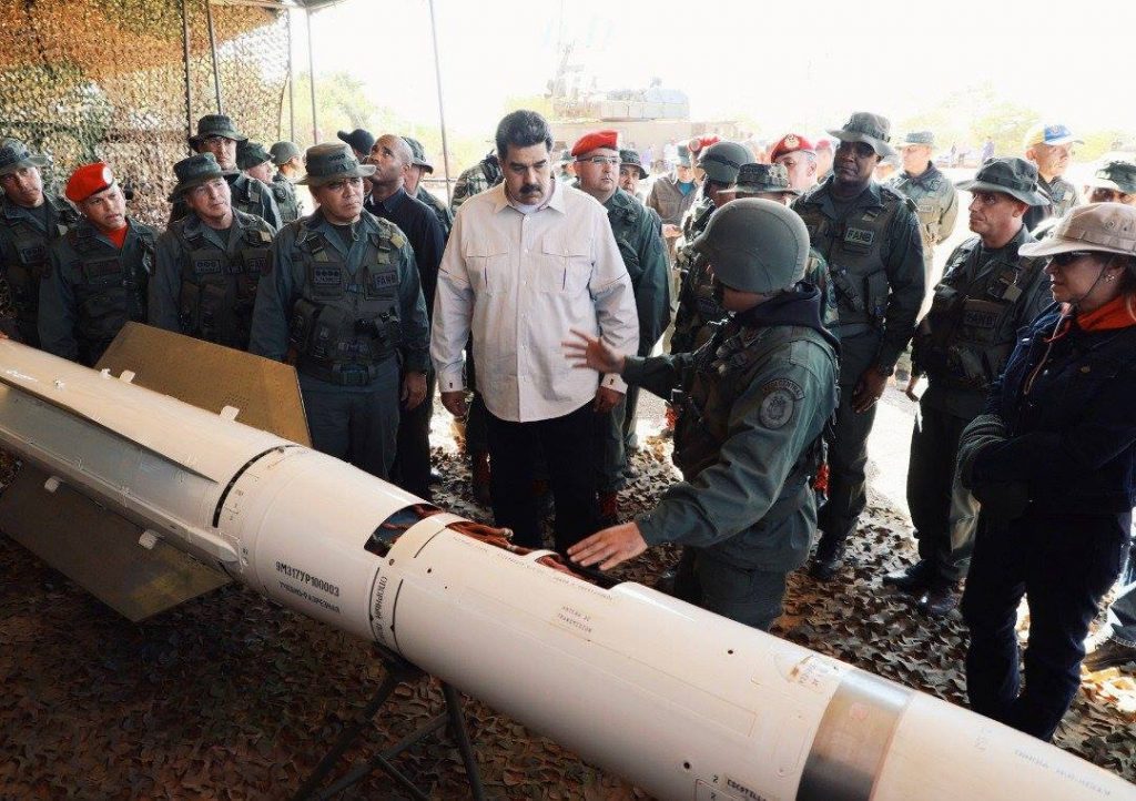 Власти Венесуэлы начали масштабные военные учения