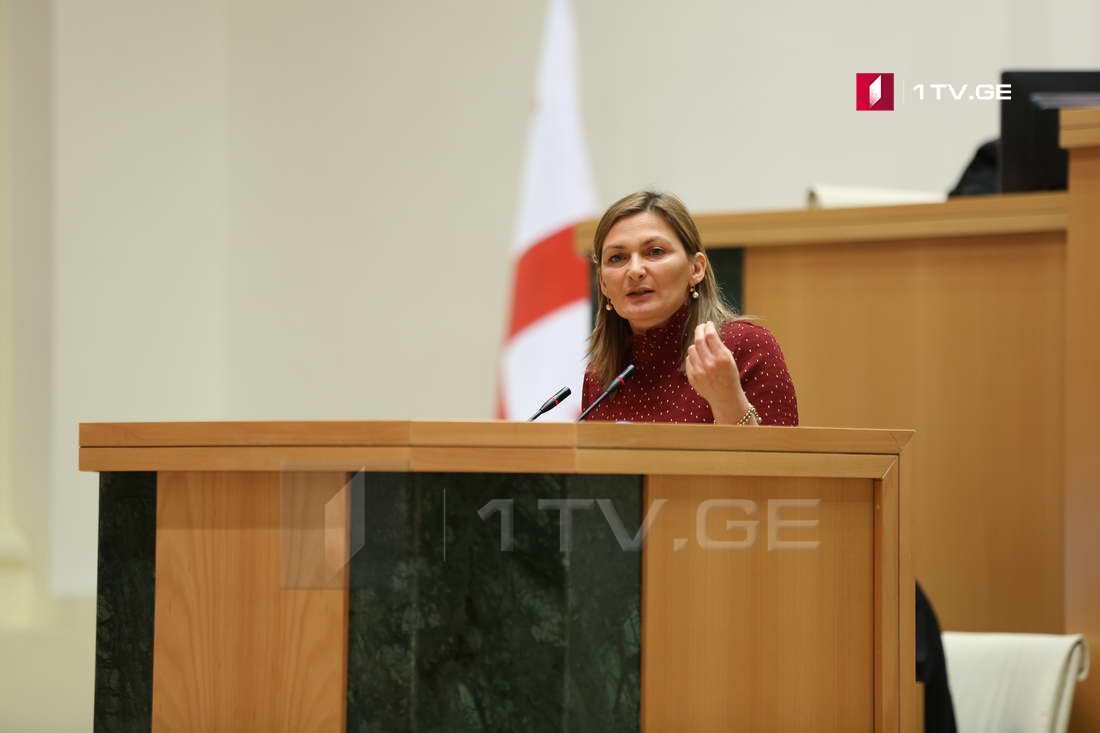 „ევროპული საქართველოს“ დეპუტატი ლელა ქებურია არ აკონკრეტებს, მოასხა თუ არა პარლამენტის სხდომათა დარბაზში ხსნარი