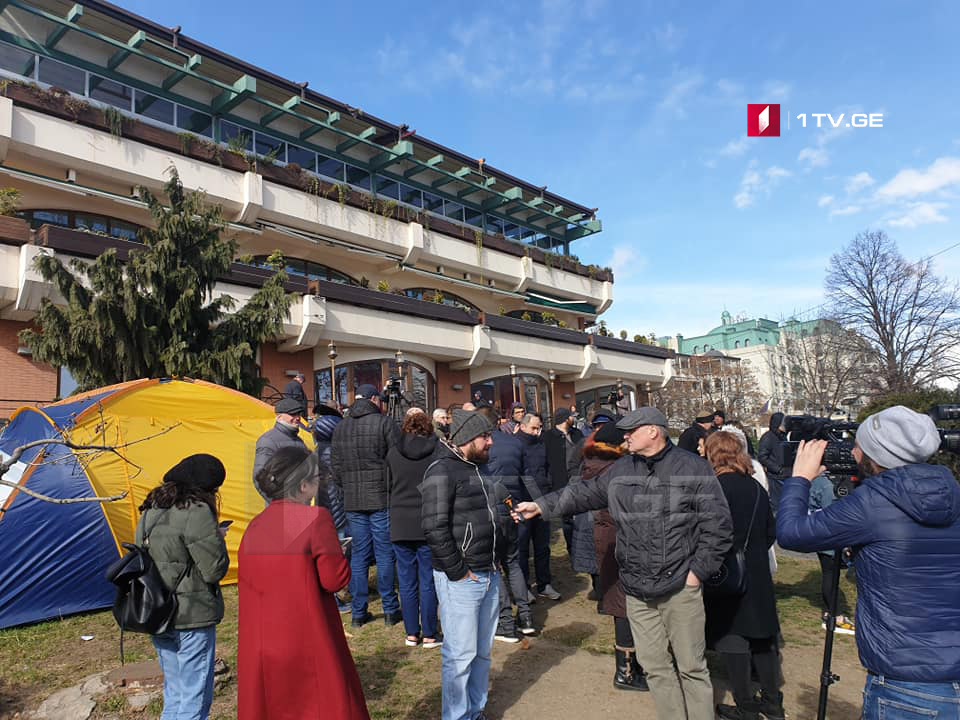 გიორგი მამალაძის მხარდამჭერები პატრიარქს მოუწოდებენ, პრეზიდენტს დეკანოზის შეწყალების თხოვნით მიმართოს