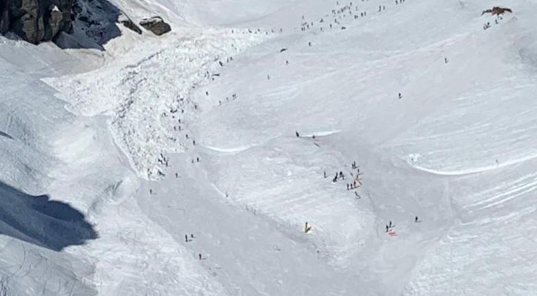 შვეიცარიაში ზვავის ჩამოწოლის დროს თოვლის მასაში 12-მდე ადამიანი მოყვა