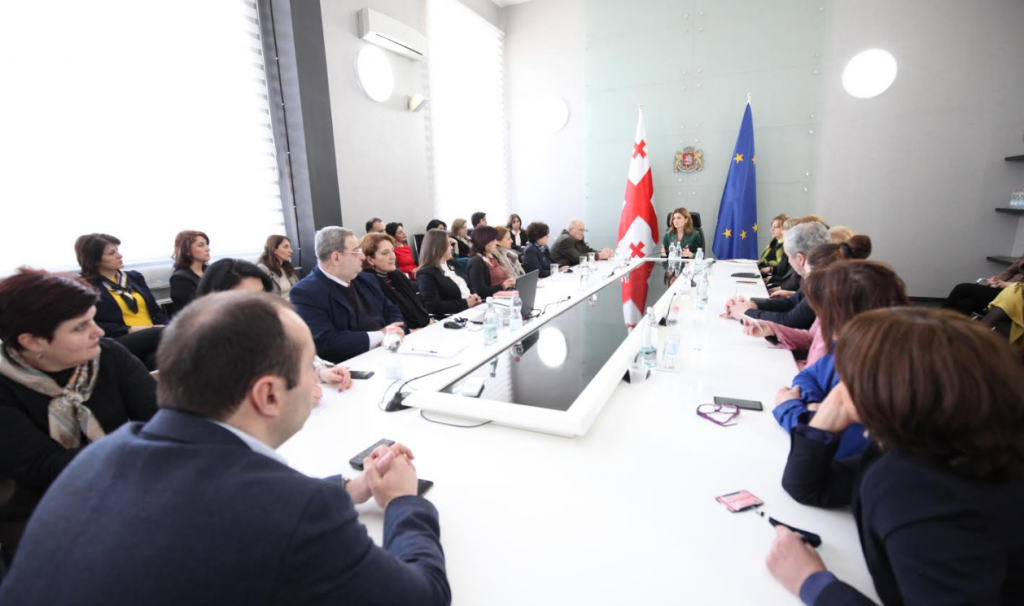 განათლების სამინისტროს წარმომადგენლებმა განათლების რეფორმის განხორციელების გეგმები სკოლის დირექტორებსა და მასწავლებლებს გააცნეს 