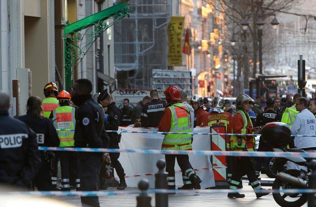 პოლიციამ საფრანგეთში დანით შეიარაღებული მამაკაცი მოკლა