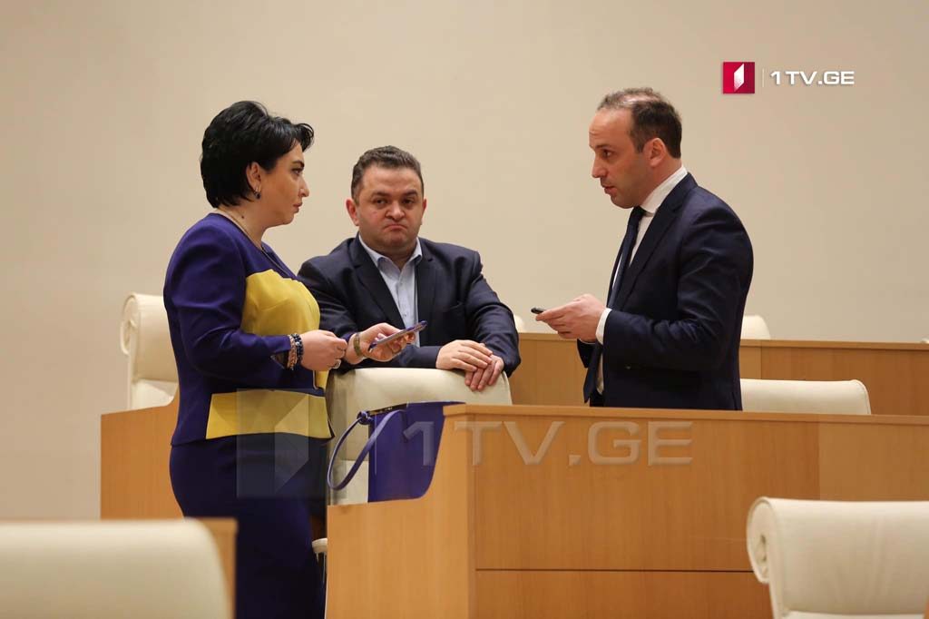 ეკა ბესელია, გედევან ფოფხაძე და ლევან გოგიჩაიშვილი საპარლამენტო უმრავლესობის დატოვების შესახებ განცხადებას სავარაუდოდ დღეს გააკეთებენ