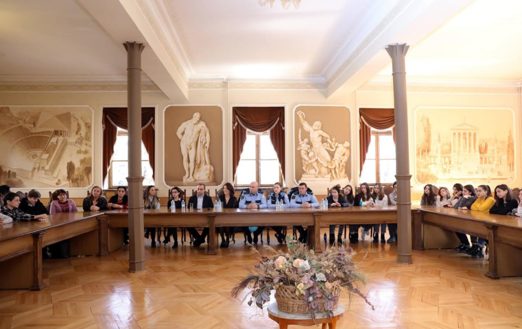 მართლწესრიგის ოფიცრები თბილისის კლასიკურ გიმნაზიაში მოსწავლეებს, მშობლებსა და პედაგოგებს შეხვდნენ