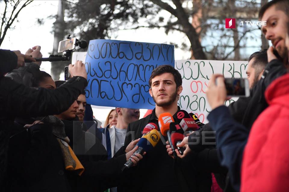 ჭიდაობის ფედერაციის პრეზიდიუმის სხდომა საპროტესტო აქციის ფონზე მიმდინარეობს [ვიდეო/ფოტო]