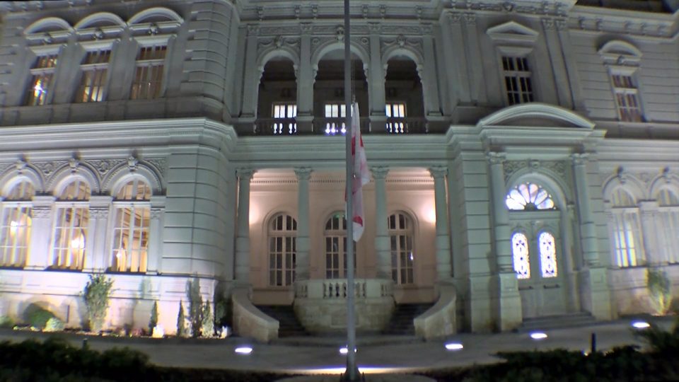 ოკუპაციის დღესთან დაკავშირებით სახელმწიფო შენობებზე საქართველოს დროშები დაუშვეს [ვიდეო]