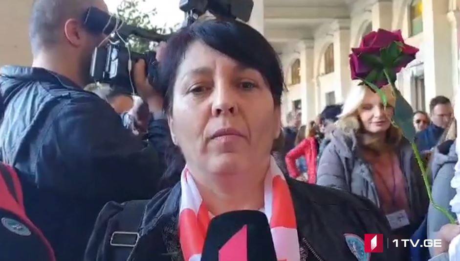 მიხეილ სააკაშვილის მხარდამჭერი – მიშა ვარდით მოვიდა და ისევ ვარდით უნდა მივიღოთ, ჩავეხუტოთ, მოვეფეროთ [ვიდეო]