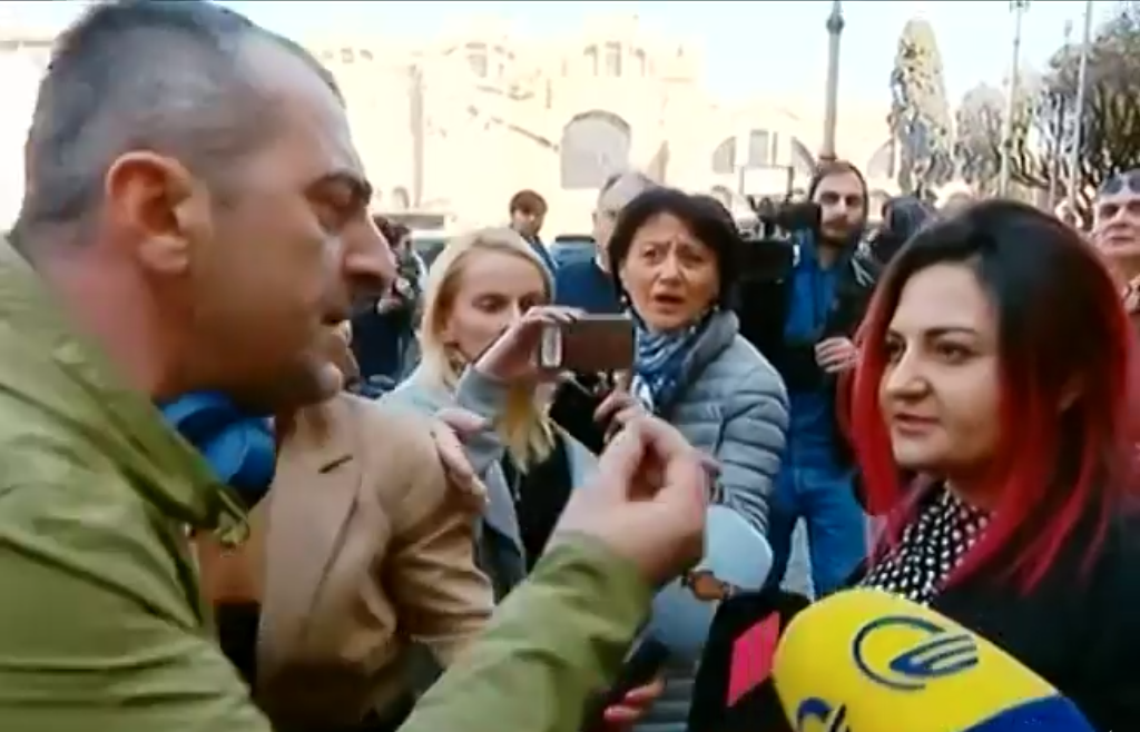 რომში მიხეილ სააკაშვილთან შეხვედრის დაწყებამდე, სასტუმროსთან სიტყვიერი დაპირისპირება მოხდა [ვიდეო]