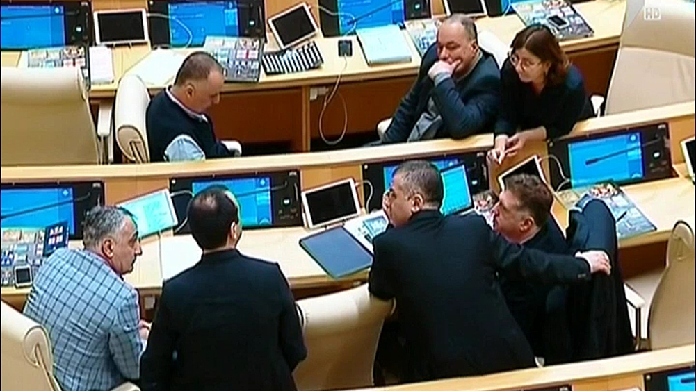 საპარლამენტო უმცირესობა დაიშალა