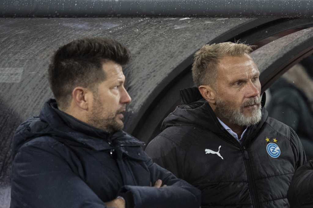 GC-Praesident Stephan Anliker, rechts, spricht mit Trainer Thorsten Fink, Mitte, und Sportchef Mathias Walther, links, im Fussball Meisterschaftsspiel der Super League zwischen dem Grasshopper Club Zuerich und dem FC Basel im Letzigrund, am Sonntag, 3. Februar 2019 in Zuerich. (KEYSTONE/Ennio Leanza)