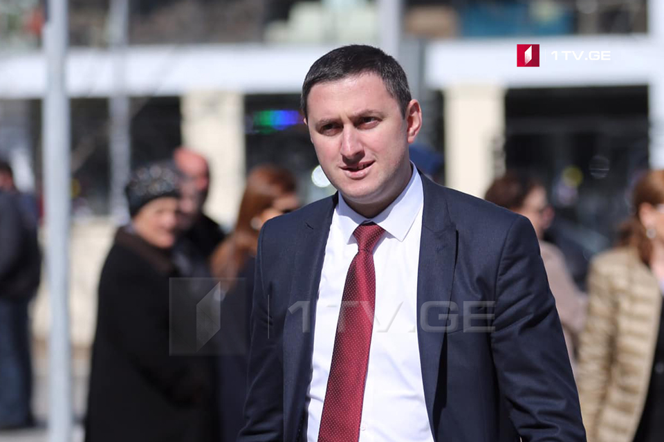 Prosecutor – Mamuka Khazaradze presented a text printed on an ordinary paper
