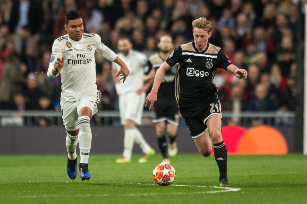 MADRID, SPAIN - MARCH 05: Casemiro of Real Madrid  and Frenkie de Jong of Ajax battle for the ball  during the UEFA Champions League Round of 16 Second Leg match between Real Madrid and Ajax at Santiago Bernabeu on March 5, 2019 in Madrid, Spain. (Photo by TF-Images/Getty Images)