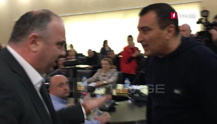 ქუთაისის საკრებულოს სხდომაზე დავით ოქიტაშვილსა და „ნაციონალური მოძრაობის“ წევრ გიგა შუშანიას შორის დაპირისპირება მოხდა [ვიდეო]
