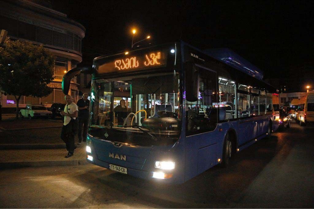 თბილისში, მეტროსადგურ „ახმეტელის თეატრიდან“ ვარკეთილამდე დღეიდან „ღამის ავტობუსი“ იმოძრავებს