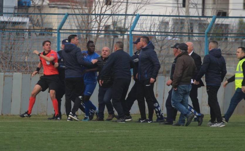 ალბანეთში მსაჯს პირდაპირ მატჩის დროს სცემეს (ვიდეო)