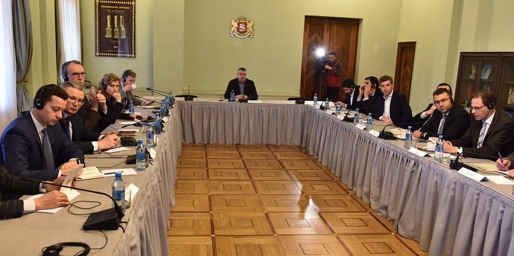 ოთარ დანელიამ დიპლომატიური კორპუსის წარმომადგენლებს საქართველოს ორგანული კანონის პროექტი „სასოფლო-სამეურნეო დანიშნულების მიწის საკუთრების შესახებ“ გააცნო