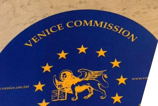 Венецианская комиссия – Назначение на судей на бессрочный срок на основе четких и прозрачных критериев и процедур необходимо для независимости судебной системы