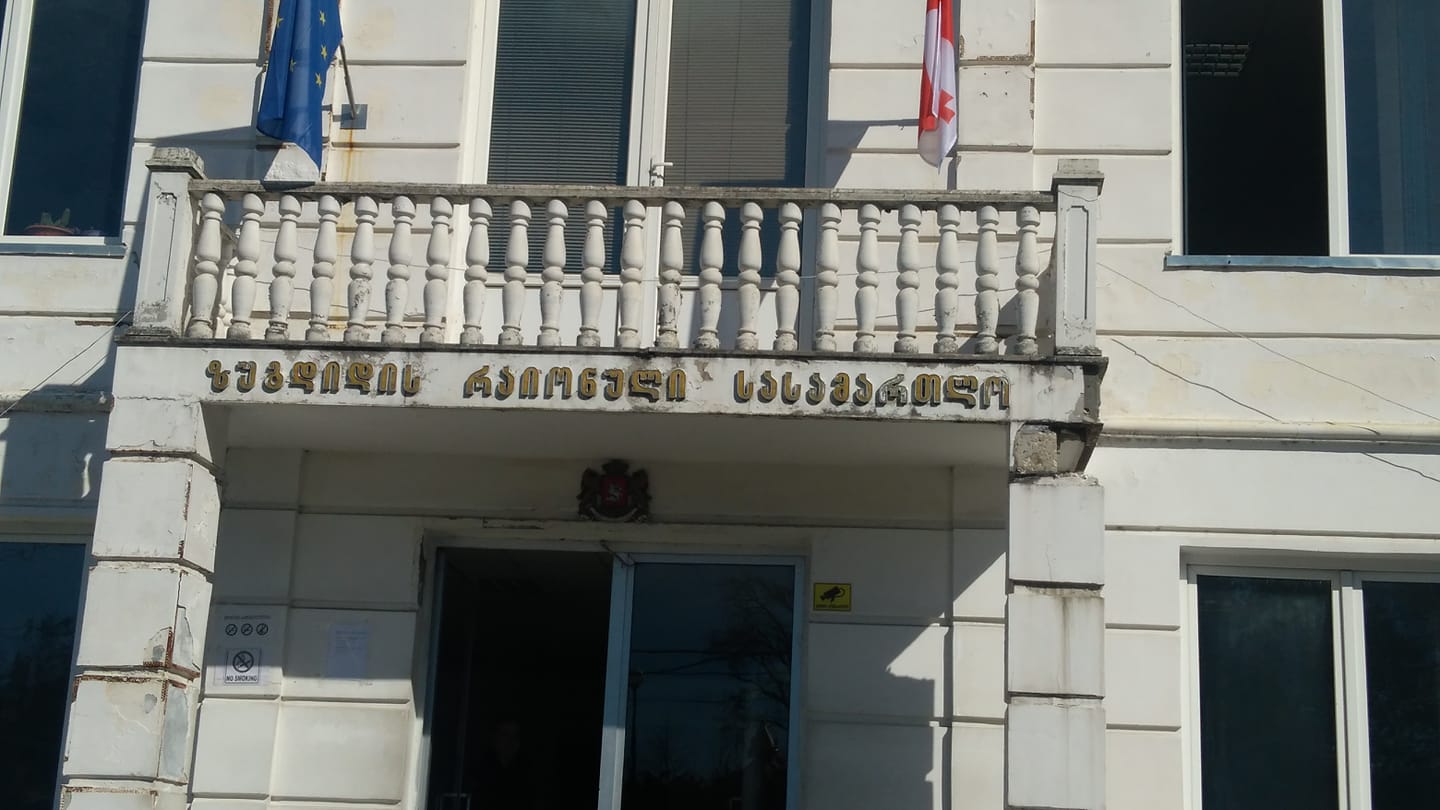 ადვოკატის ინფორმაციით, ფოთის პოლიციის ყოფილ თანამშრომელ ჭაბუკა ლემონჯავას სასამართლომ პატიმრობა 45 000-ლარიანი გირაოთი შეუცვალა