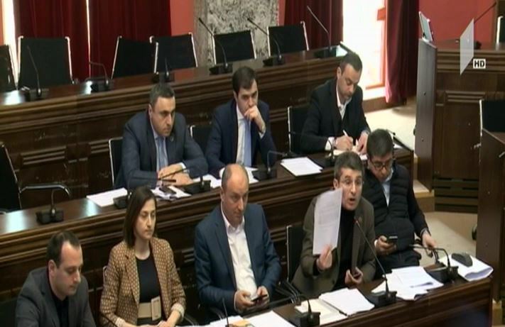 სიტყვიერი დაპირისპირება იურიდიულ საკითხთა კომიტეტის სხდომაზე