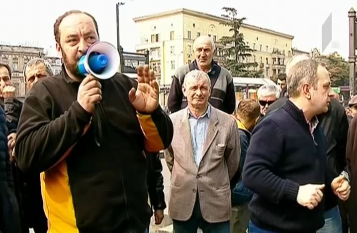 ტაქსის მძღოლების საპროტესტო აქცია ვაგზლის მოედანზე