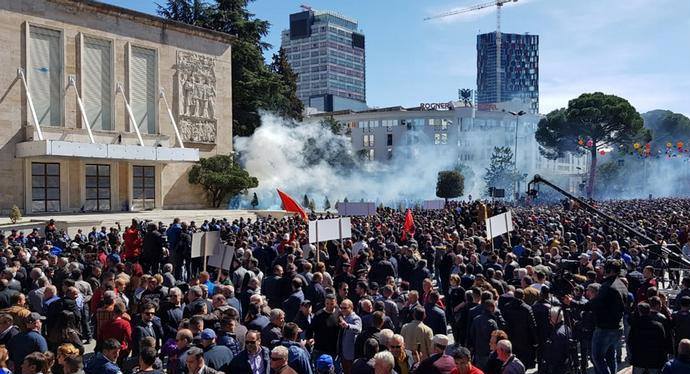 ალბანეთში პოლიციამ აქციის მონაწილეები წყლის ჭავლით დაშალა