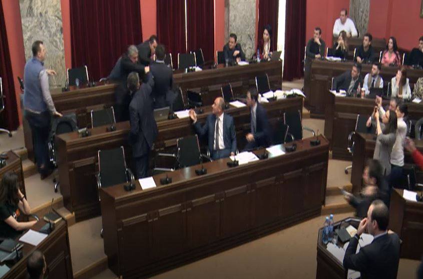 იურიდიულ საკითხთა კომიტეტის სხდომაზე ფიზიკური დაპირისპირება მოხდა [ვიდეო]