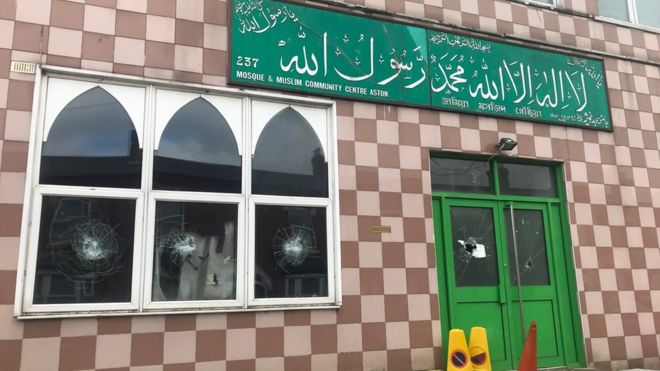 İngiltərədə, Birmingen şəhərində beş məscidə hücum həyata keçirildi