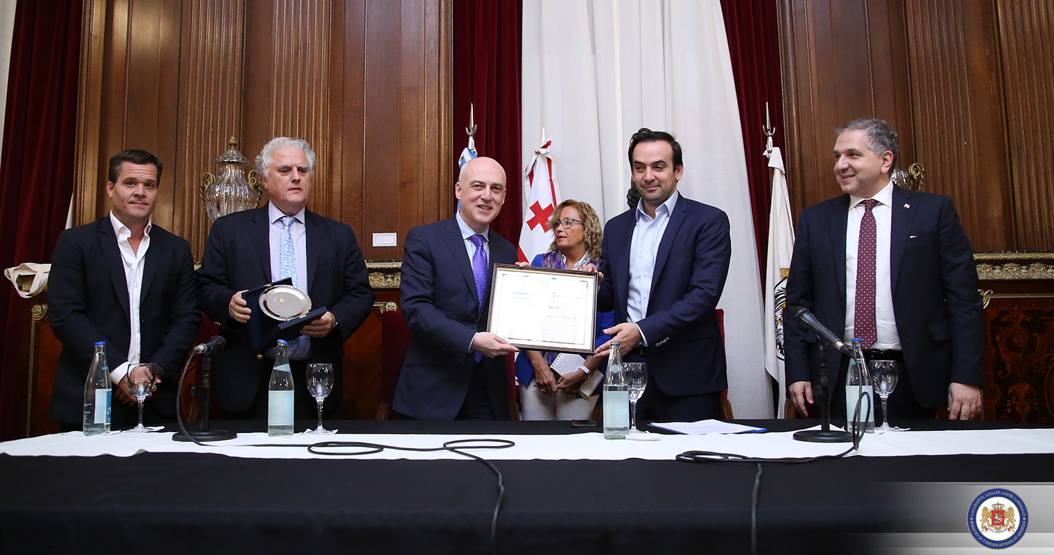 ბუენოს-აირესის საბჭომ დავით ზალკალიანს საპატიო სტუმრის სტატუსი მიანიჭა, ქალაქის ერთ-ერთ სკვერს კი, თბილისის სახელი