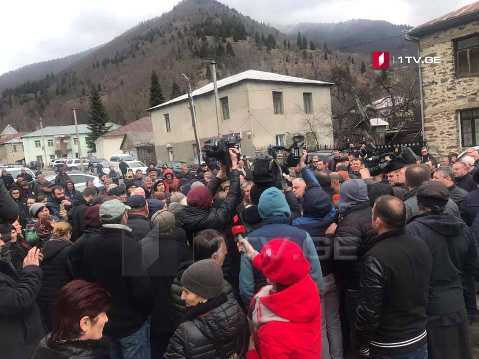 აქციის მონაწილეები ნათია თურნავასა და სოზარ სუბარს ჰესის მშენებლობის პროექტთან დაკავშირებულ განხილვაში მონაწილეობის საშუალებას არ აძლევენ