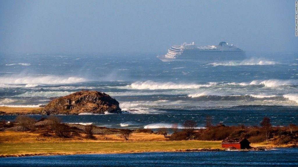ნორვეგიის სანაპიროსთან, გემიდან მგზავრების ევაკუაცია მიმდინარეობს