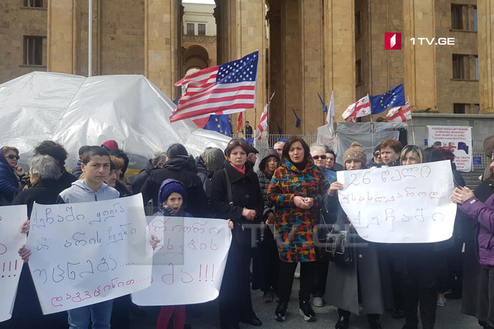 Беженцы из Абхазии проводят акцию перед зданием парламента