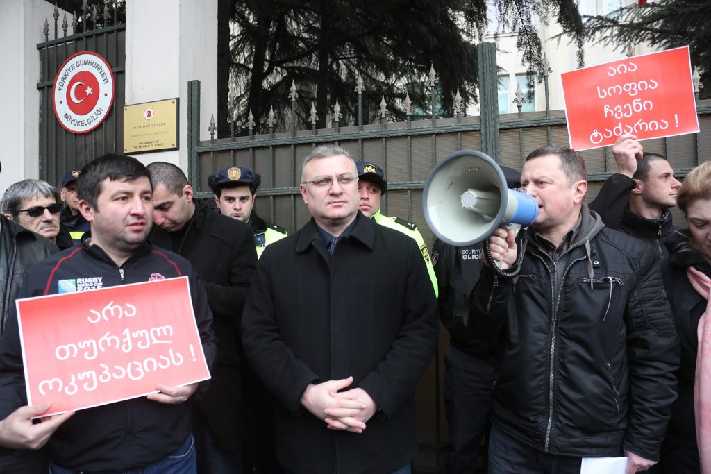 თბილისში თურქეთის საელჩოსთან დიმიტრი ლორთქიფანიძე, გურამ ფალავანდიშვილი და მისი თანამოაზრეები საპროტესტო აქციას მართავენ