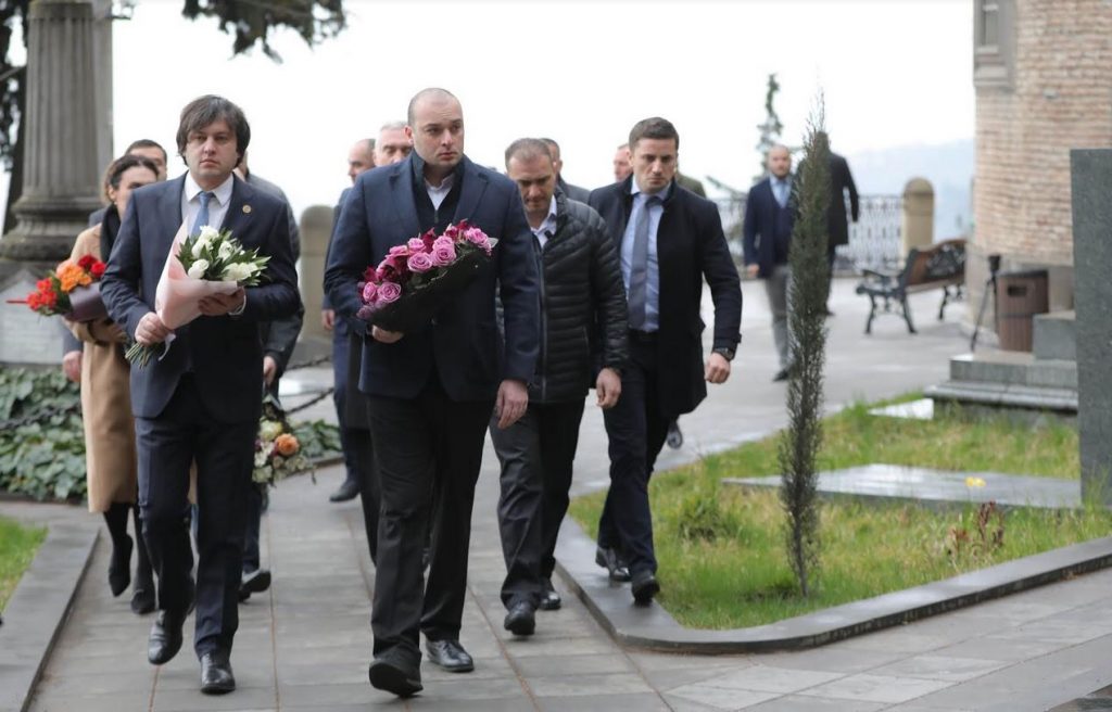 მამუკა ბახტაძემ და ირაკლი კობახიძემ ზვიად გამსახურდიას საფლავი გვირგვინით შეამკეს