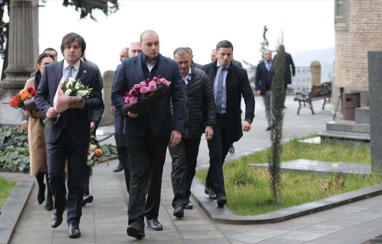 მამუკა ბახტაძემ და ირაკლი კობახიძემ ზვიად გამსახურდიას საფლავი გვირგვინით შეამკეს