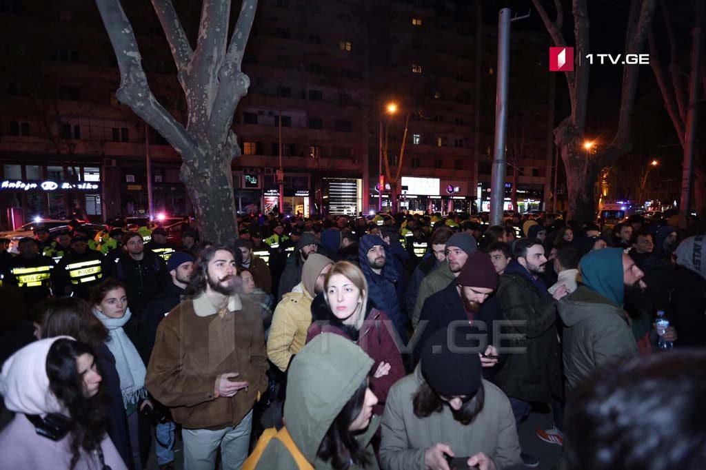 შრომითი უფლებების დაცვის მოთხოვნით მიმდინარე აქციის მონაწილეები ​კახა კალაძის სახლთან მივიდნენ